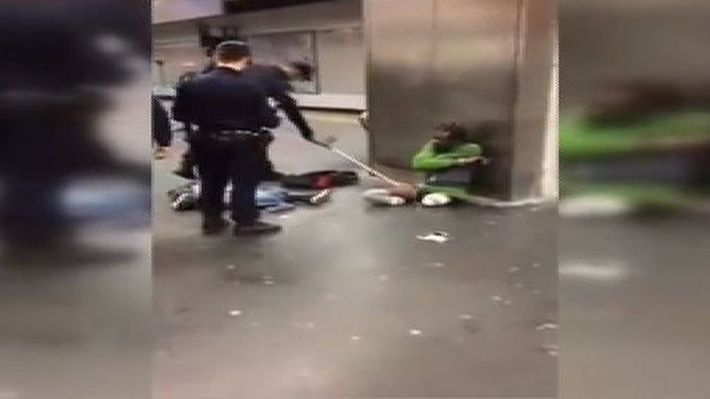 Unos policías denigran a un hombre sin piernas y sin brazo en el Metro de París