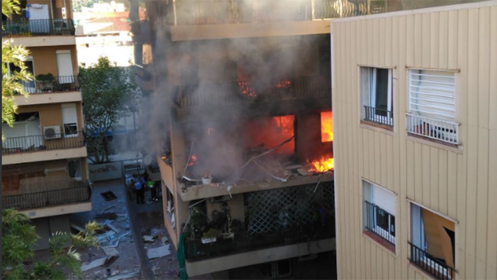 Desalojado uno de los edificios contiguos al de la explosión de Premiá de Mar