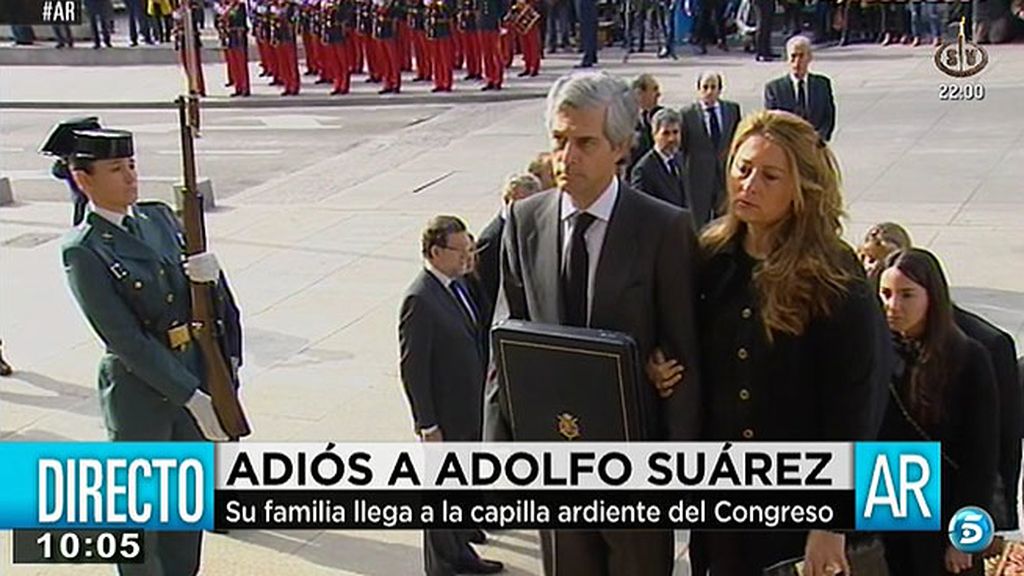 La familia de Adolfo Suárez llega a la capilla ardiente del Congreso