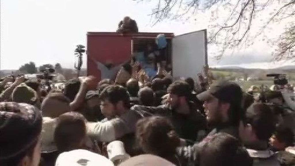 La desesperada lucha de los refugiados por llevarse un trozo de comida a la boca