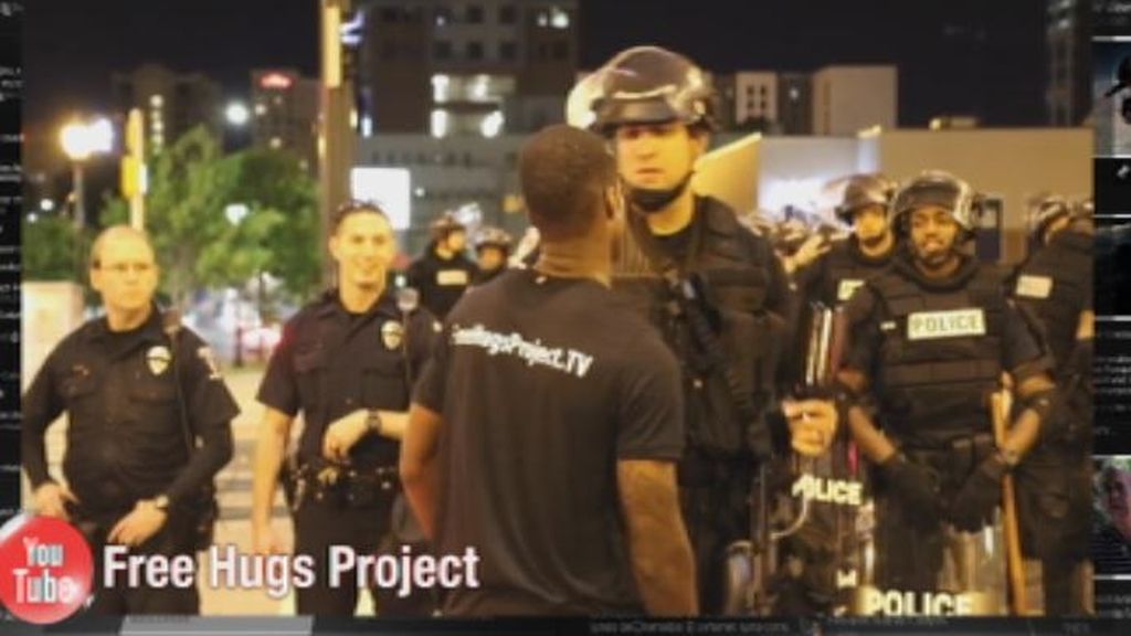 #HoyEnLaRed: un manifestante ofrece abrazos gratis a la policía de Charlotte