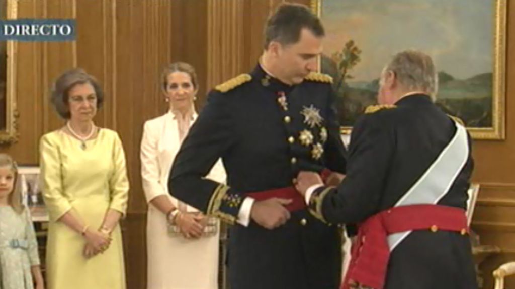 Don Juan Carlos impone el fajín de Capitán General al Rey Felipe