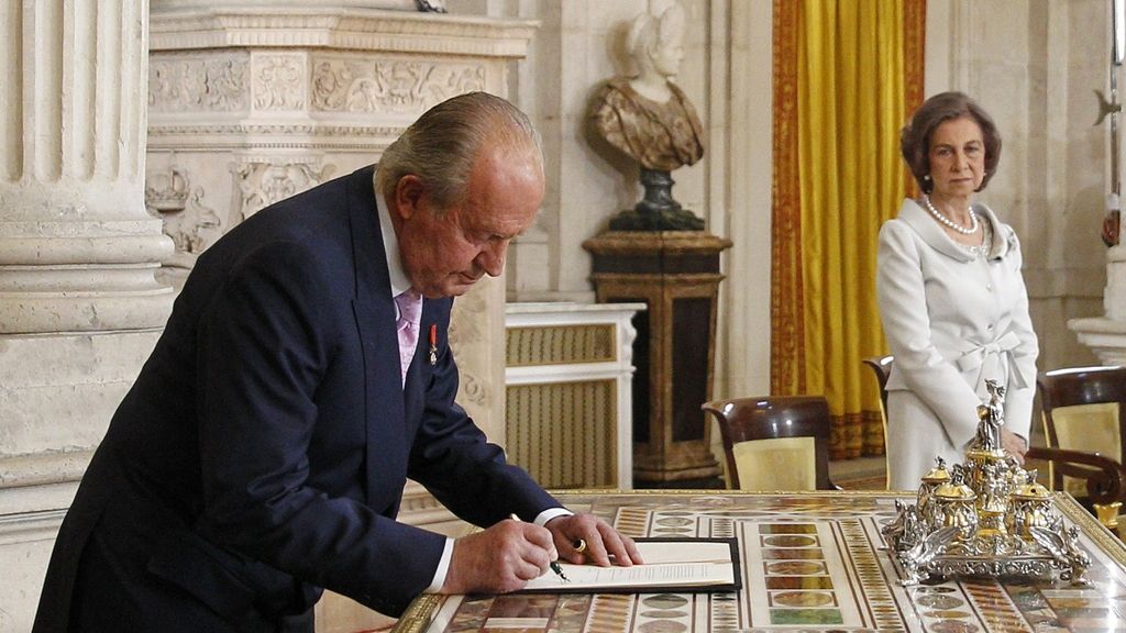 Don Juan Carlos firma su abdicación y cede su puesto a Felipe VI