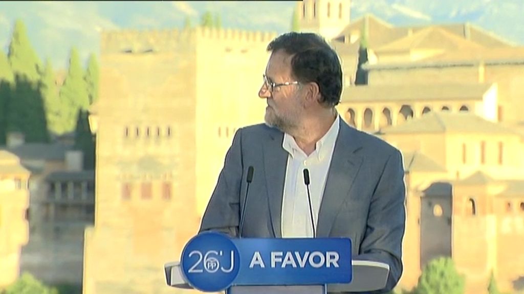 Varias personas con la bandera saharaui increpan a Rajoy en un mitin en Granada