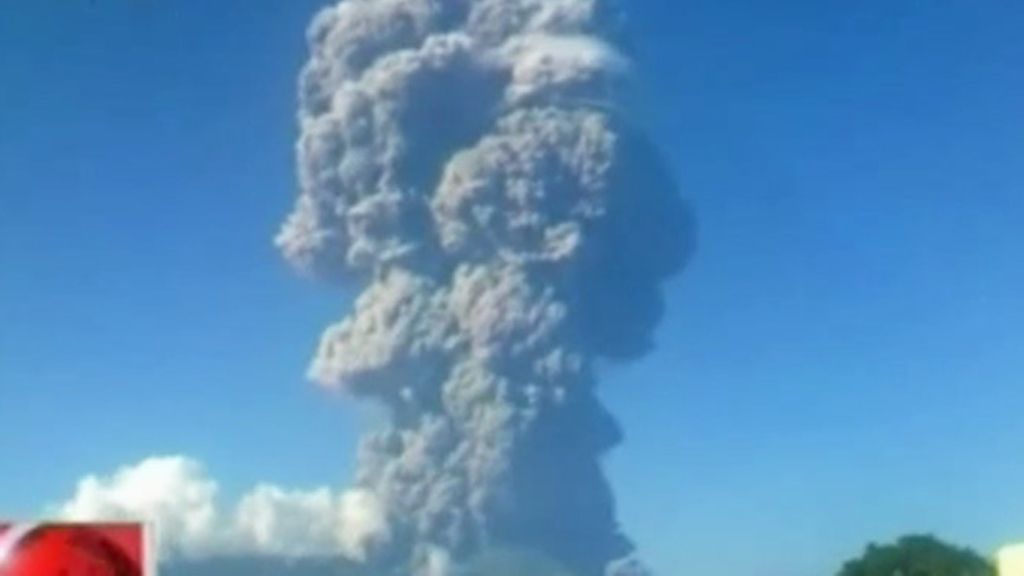 El volcán Sangiang ha entrado en erupción en Indonesia