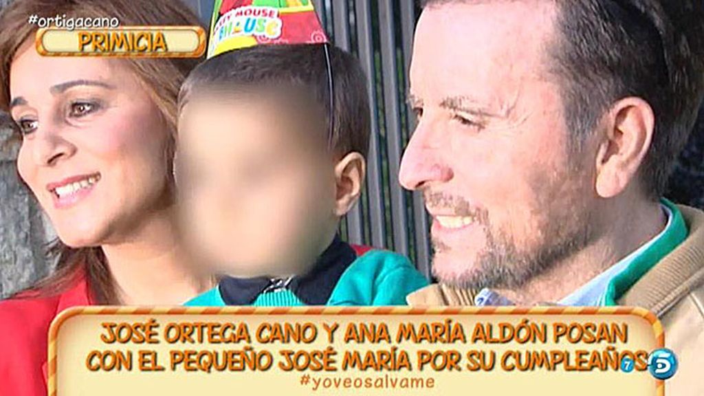 Ortega y Ana Mª Aldón posan con su hijo