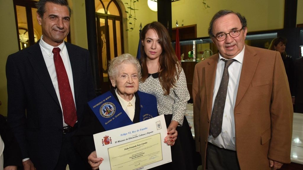 Una abuela de 94 años consigue licenciarse 75 años después de empezar la carrera