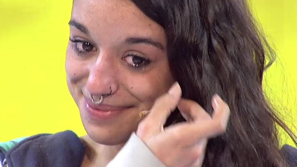 Mery, una chica de estilo rapera y ravera que quiere cambiar por su padre