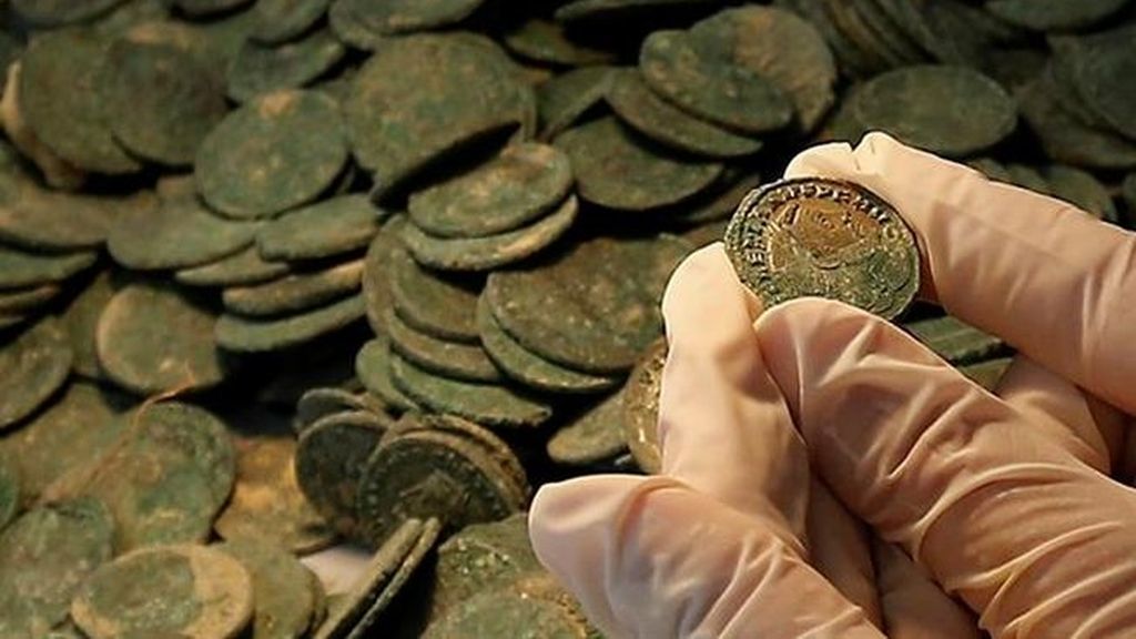 Hallan 19 ánforas con 600 kilos de monedas de bronce romanas en Tomares