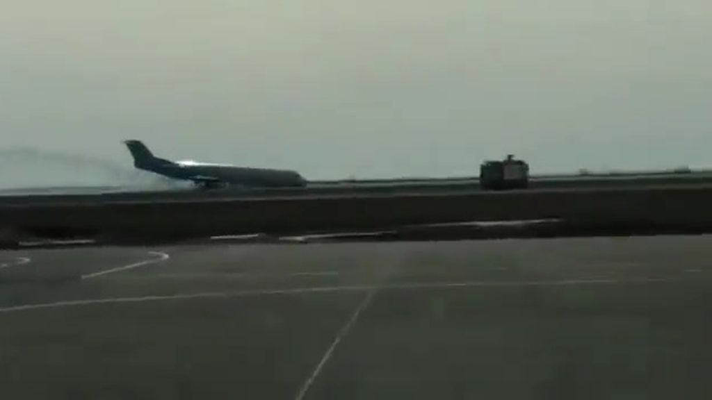 Un avión aterriza con el morro en un aeropuerto de Kazajistán