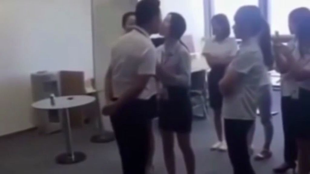 El jefe chino que obliga a sus empleadas a darle un beso cada mañana