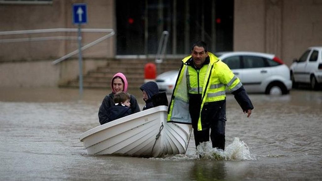 Las inundaciones obligan a los vecinos de Sada (La Coruña) a dejar sus casas