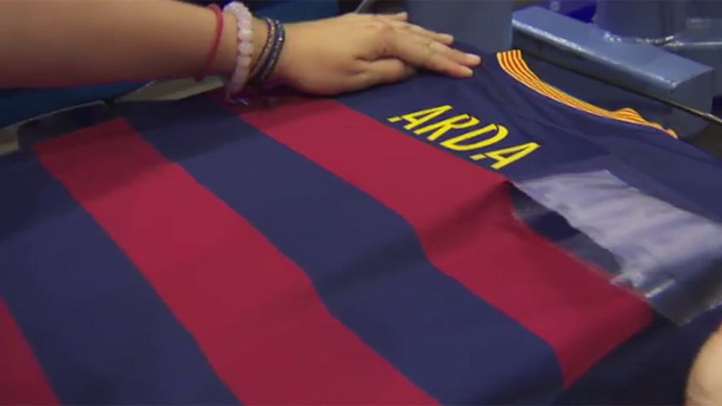 La camiseta de Arda Turan ya se vende junto a las de Messi o Neymar