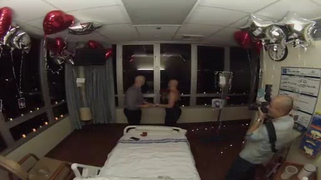 Sorprende a su novia proponiéndole matrimonio tras una sesión de quimioterapia