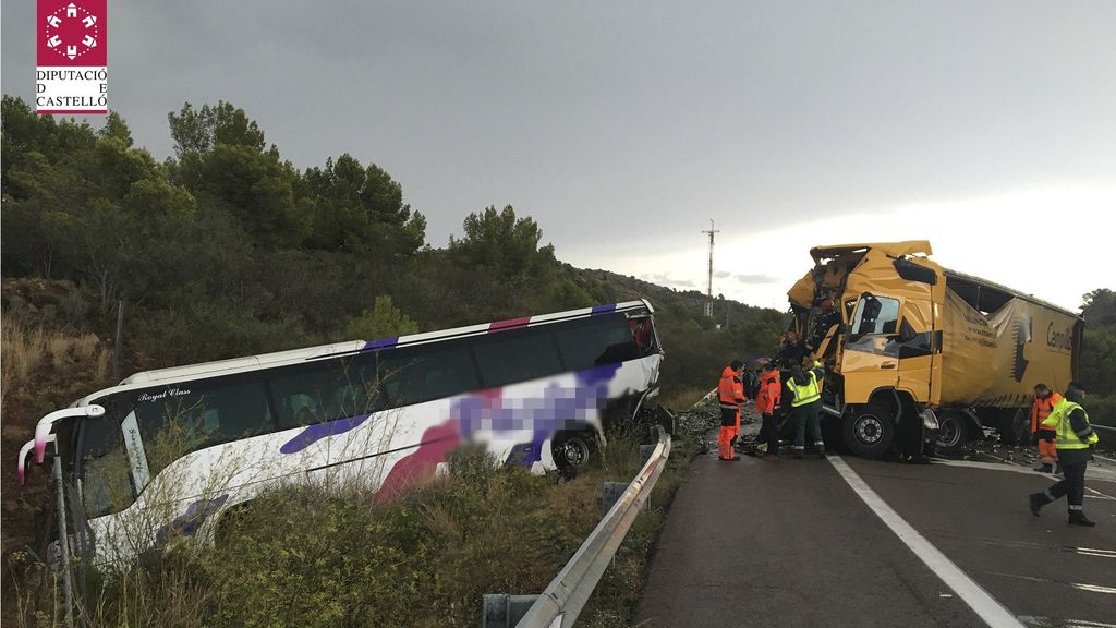 Fallece una persona en el accidente de un camión y un autobús en Benicàssim