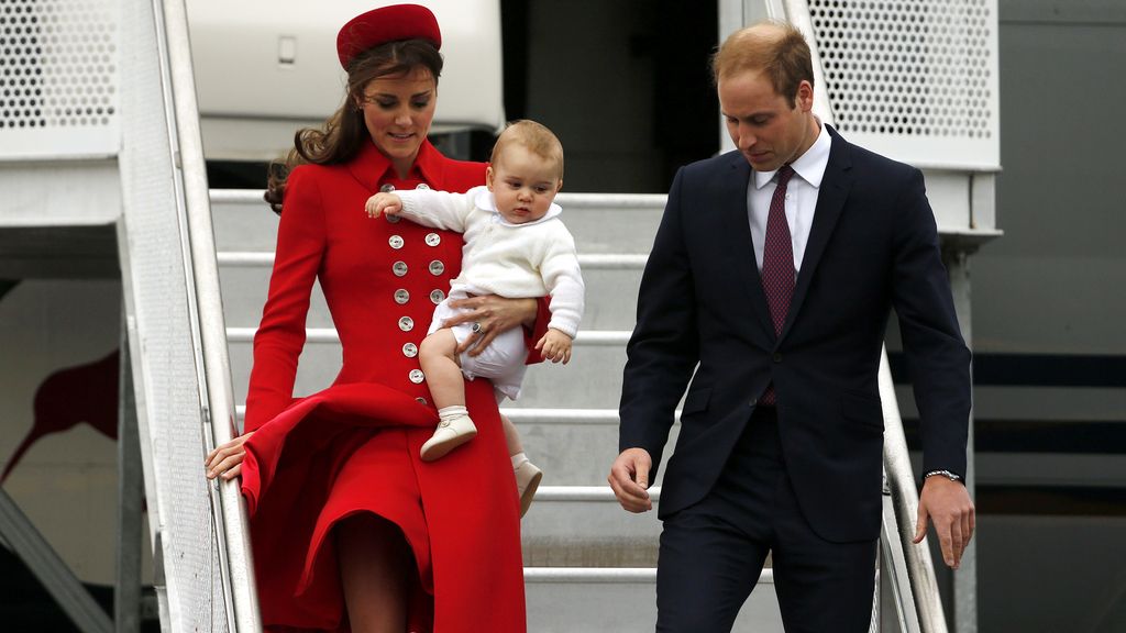 Los duques de Cambridge realizan su primer viaje oficial con su bebé