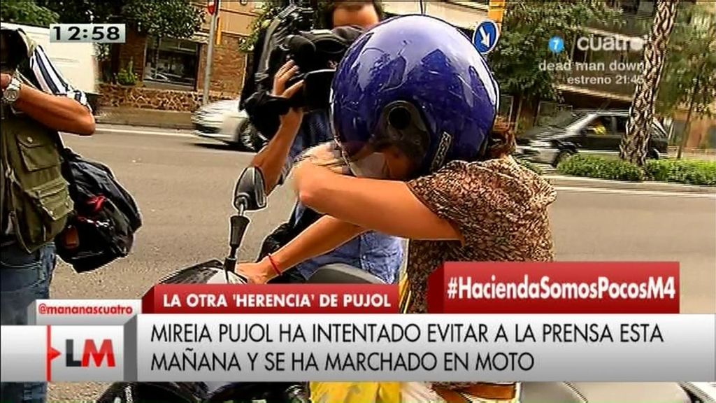 Una hija de Jordi Pujol 'huye' en su moto al ver a la prensa