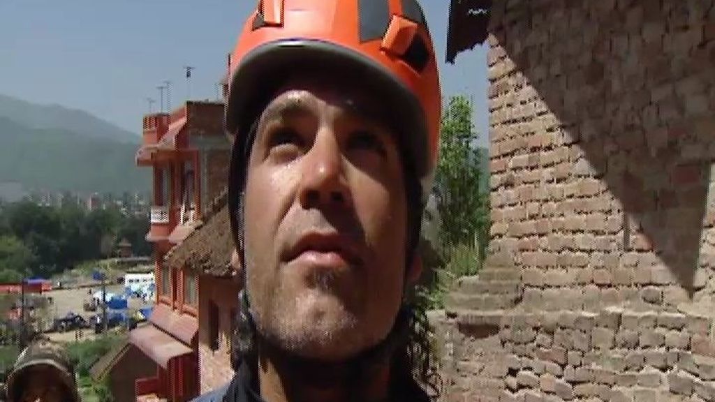 Un médico español que sufrió el terremoto, trabaja ahora para ayudar a las víctimas