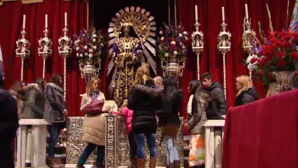 Miles de personas veneran al cristo de Medinaceli de Madrid