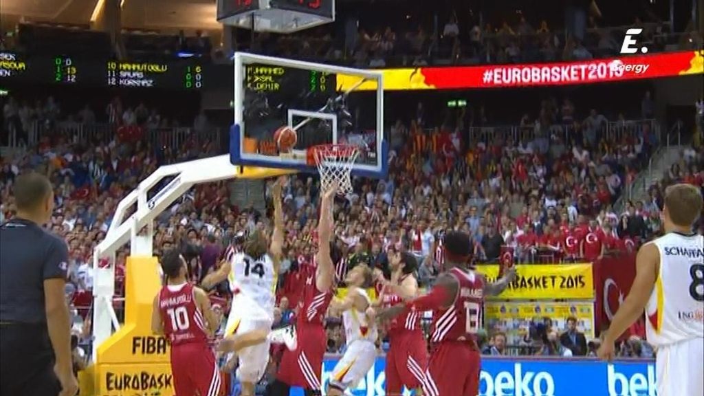 Nowitzki hace un reverso en el poste bajo, finta, y saca el 2+1 a los turcos