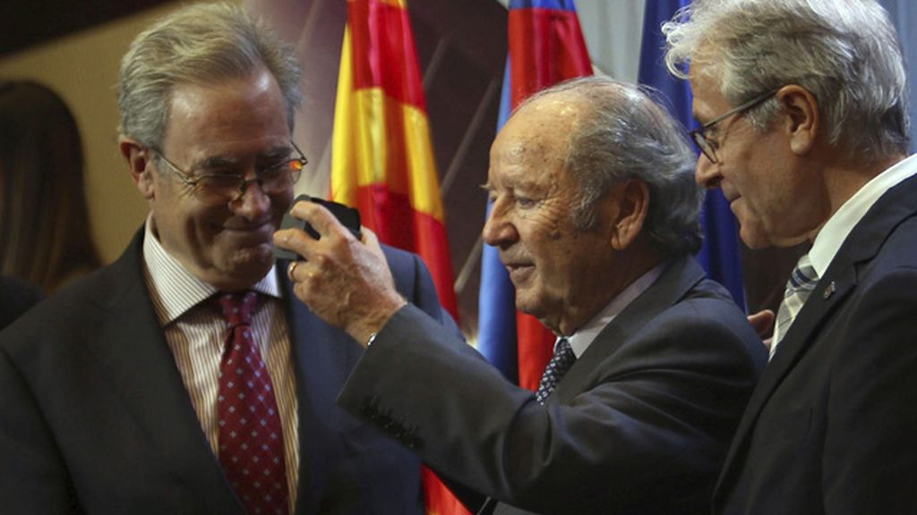 El FC Barcelona homenajea a Núñez que sigue pendiente de su ingreso en prisión