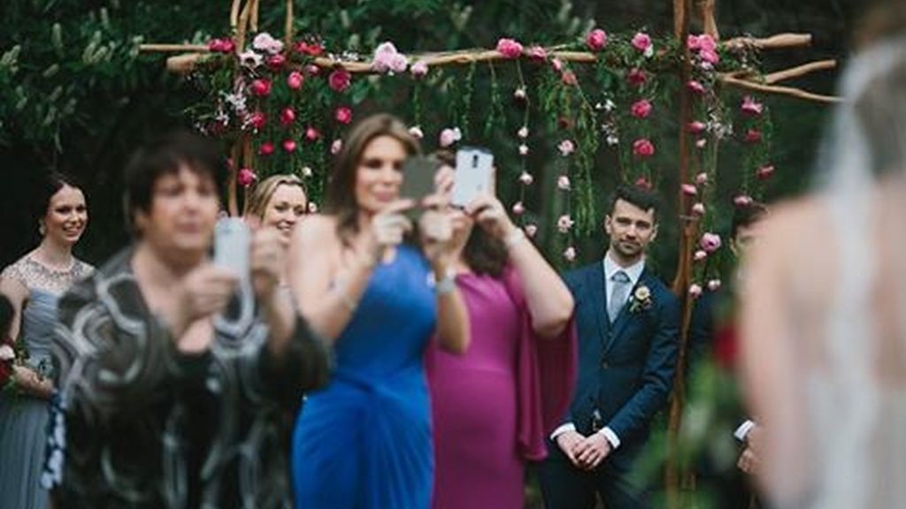 Prohibición de móviles en las bodas