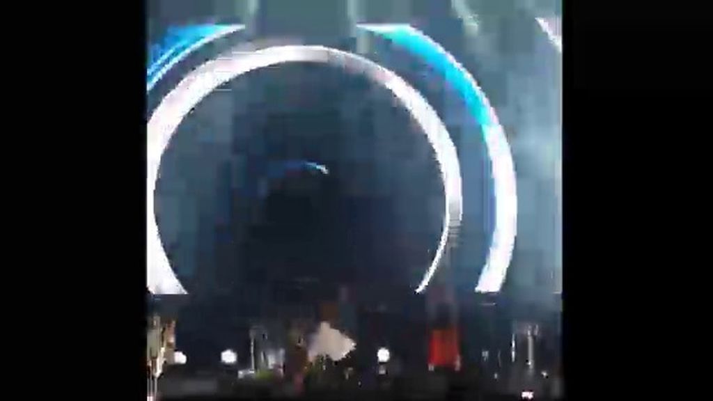 Trompazo de Enrique Iglesias en pleno concierto en Guatemala