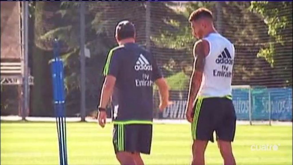 Rafa Benítez enseña y corrige a Sergio Ramos sus posiciones en defensa