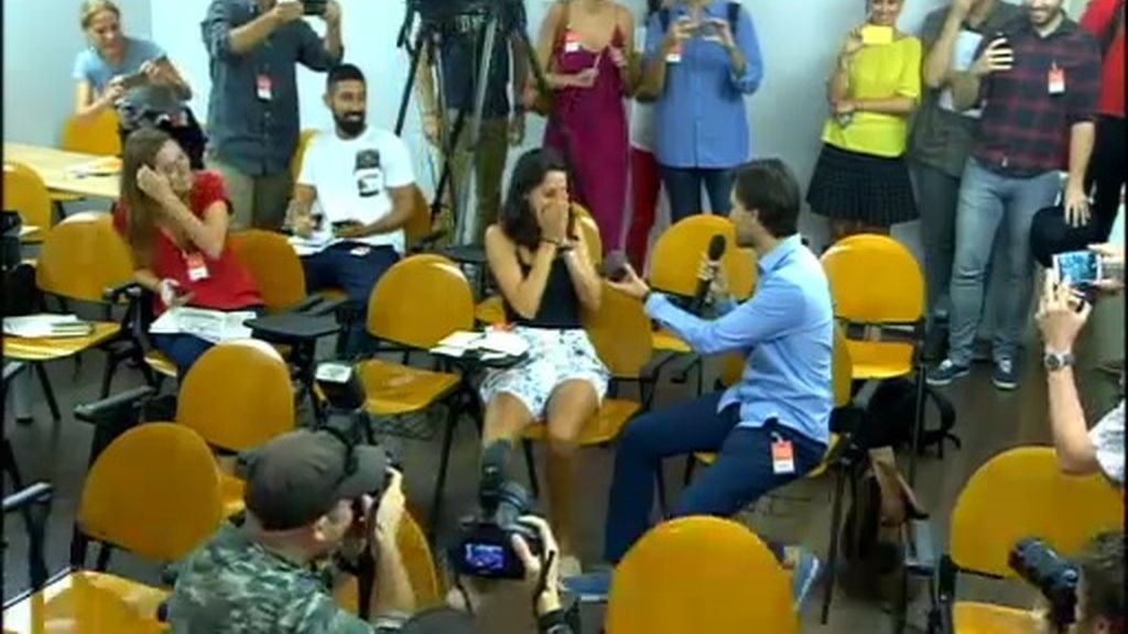 Un periodista pide la mano a su pareja... ¡en plena rueda de prensa de Mónica Oltra!