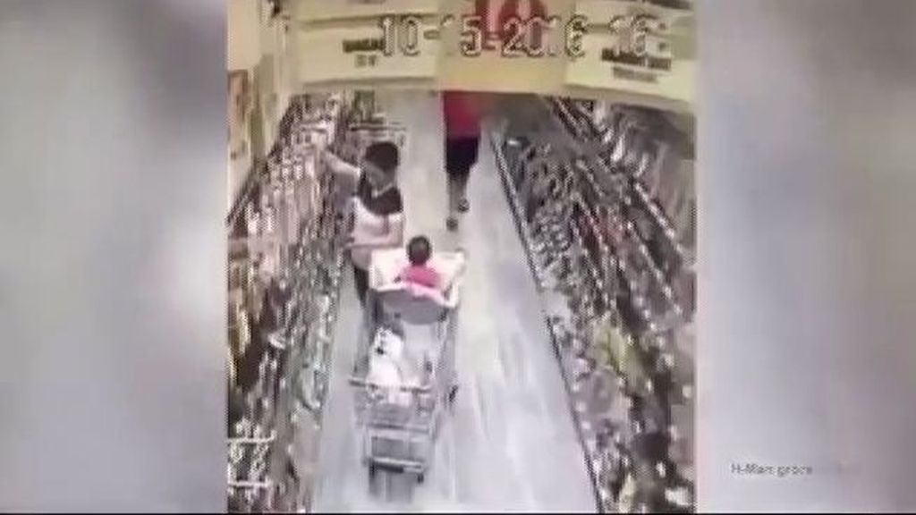 Un hombre intenta raptar a una niña en un supermercado