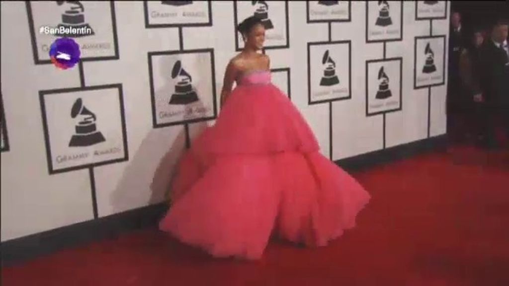 Rihanna y su voluptuoso vestido de los Grammy revolucionan la red