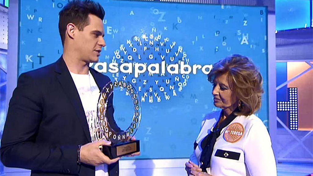 Christian Gálvez le entrega el Rosco de oro 20106 a María Teresa Campos