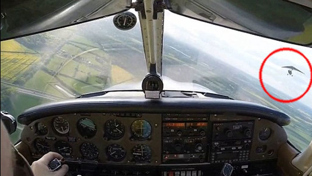 Un piloto evita el choque contra un ultraligero en el último instante
