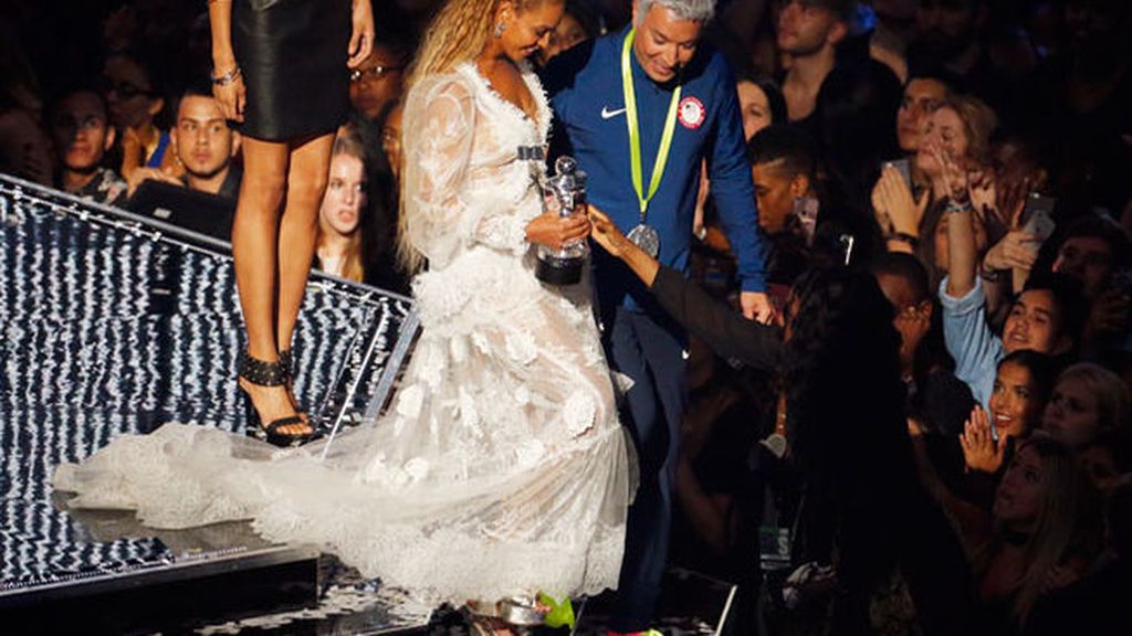 Beyonce viste moda española en una noche histórica en los premios MTV