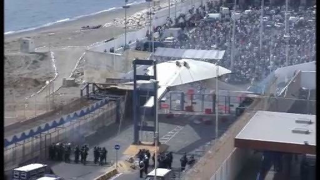 Cierran la frontera en Ceuta tras una avalancha de porteadores