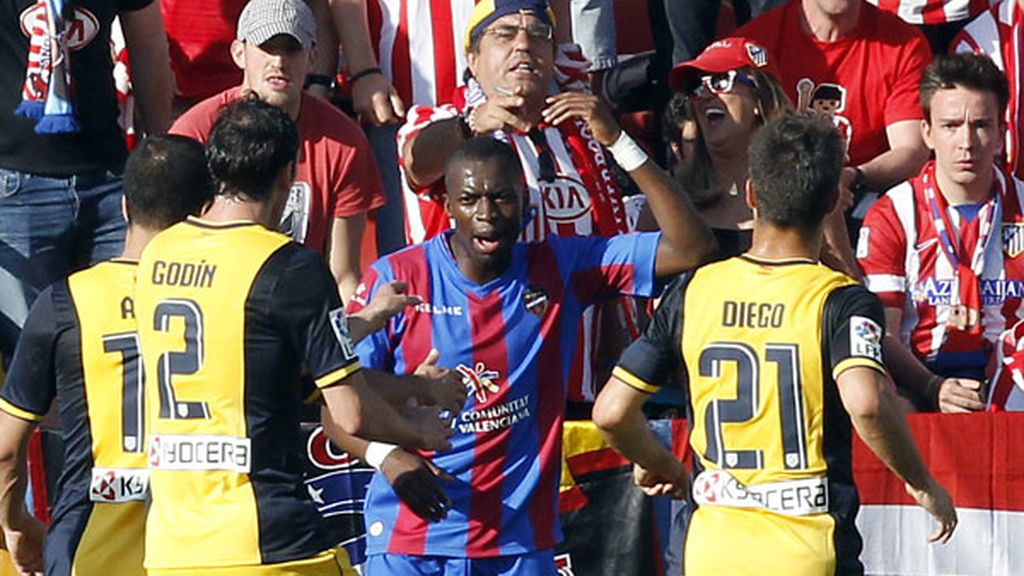Diop responde con un baile a los insultos racistas de aficionados del Atlético de Madrid