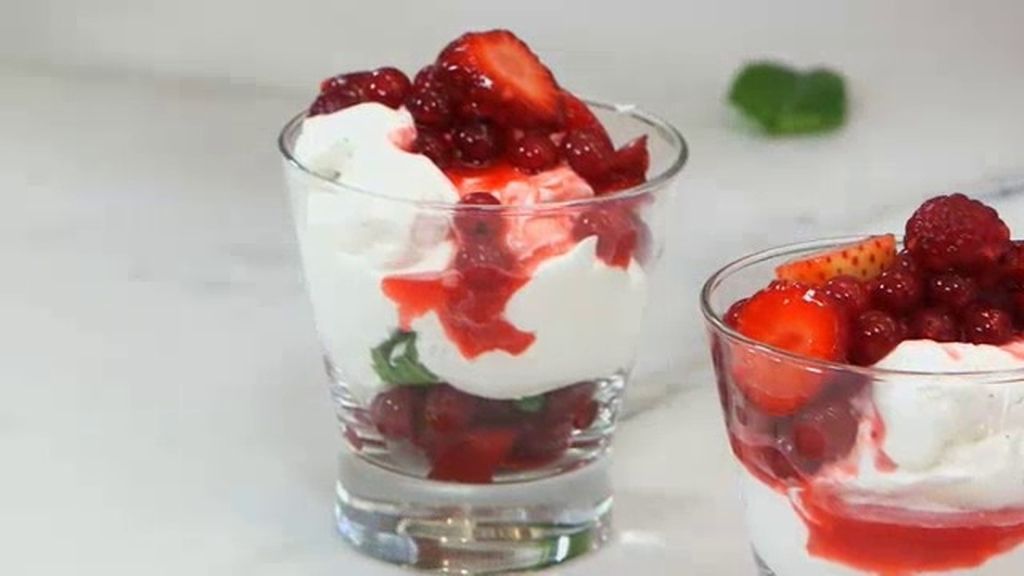 Frutillas rojas con merengue y nata
