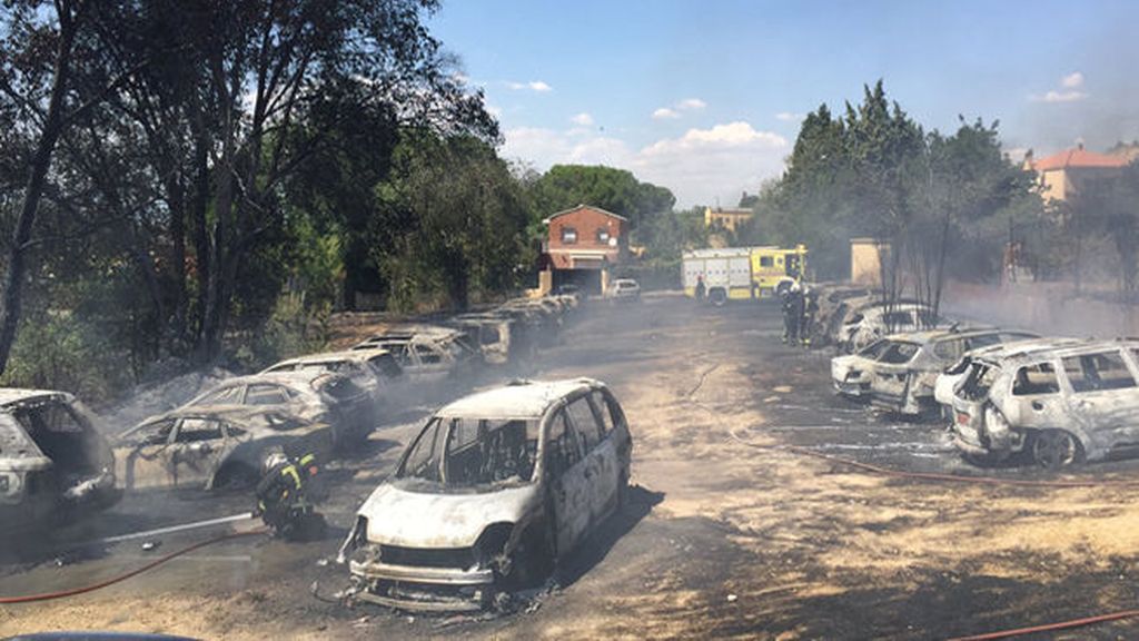 Un incendio quema 32 coches en un aparcamiento en Paracuellos del Jarama