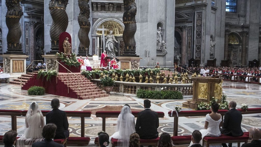 El Papa casa a veinte parejas en El Vaticano