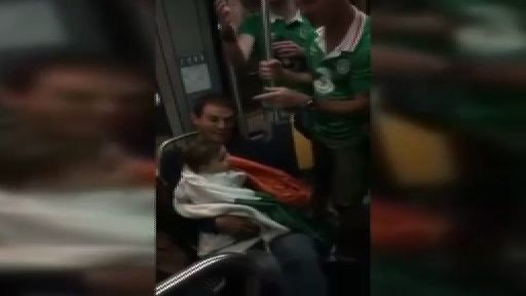 Unos hooligans irlandeses le cantan una nana a un bebé en el metro
