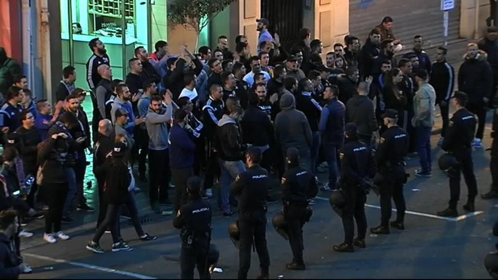 Aficionados del Valencia protestan contra los jugadores en la salida de Mestalla