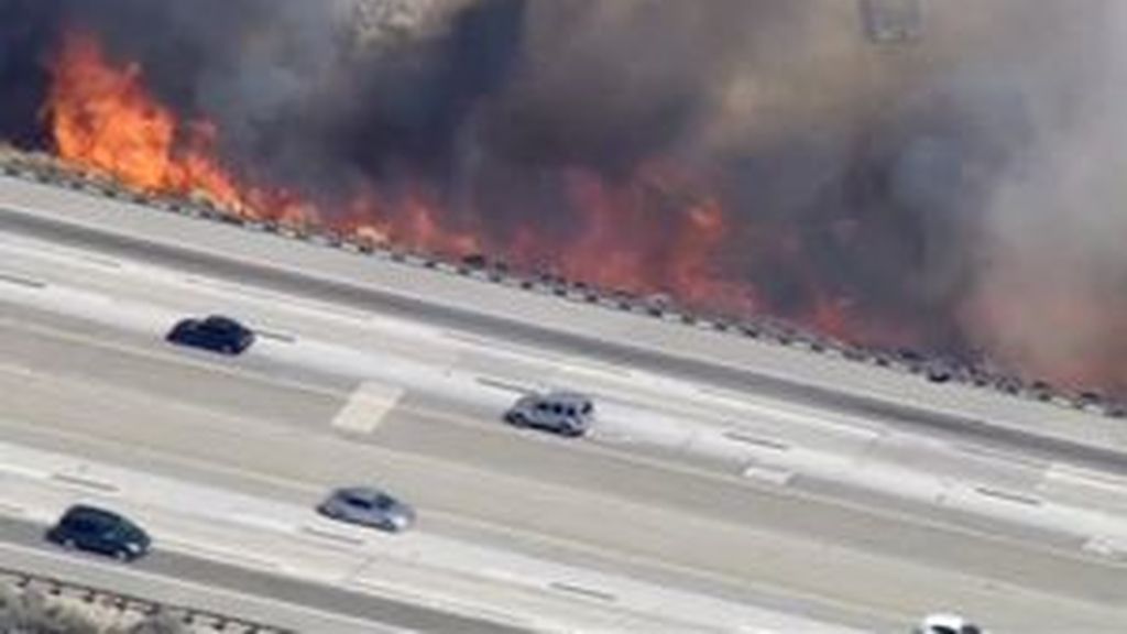 Los bomberos de California combaten un grave incendio en Santa Clarita
