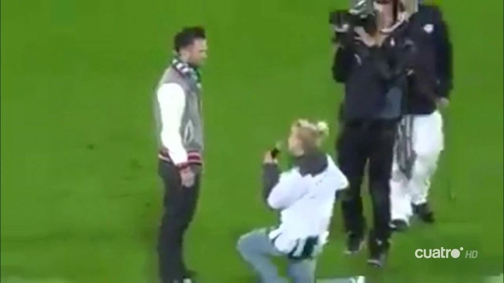 Una joven le pide matrimonio a su chico en un campo de fútbol... ¡y éste sale corriendo!
