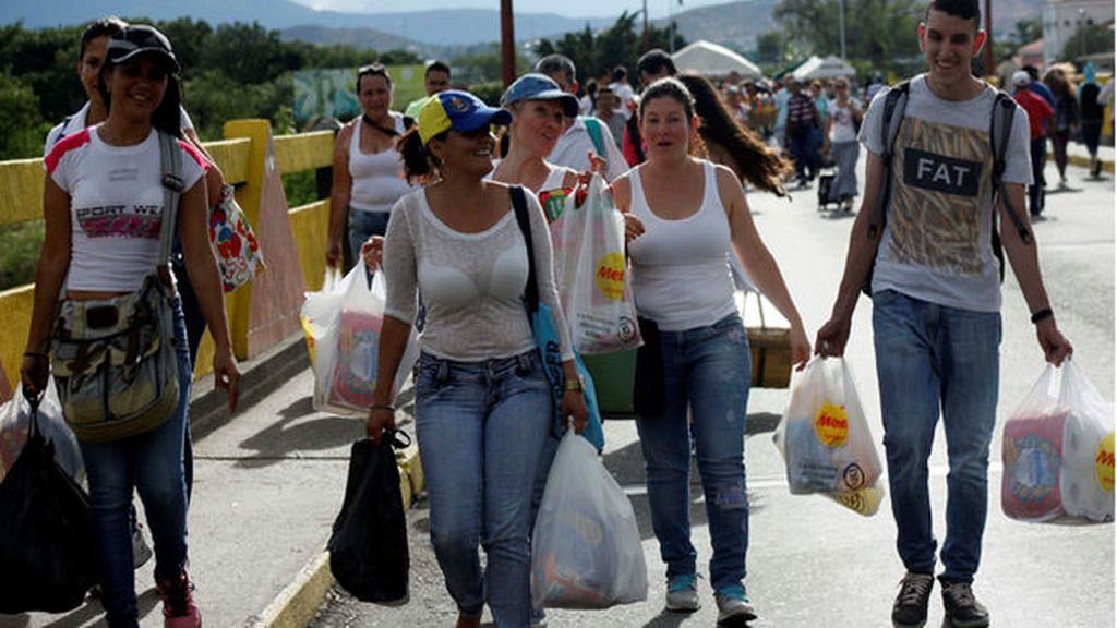 Venezuela reabre durante unas horas su frontera con Colombia