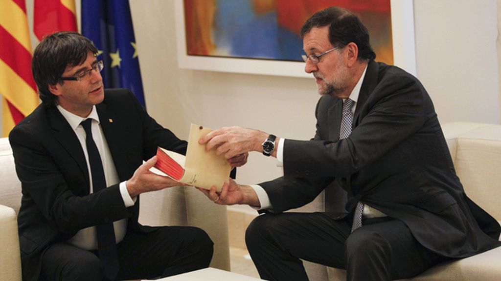 Rajoy regala a Puigdemont un 'Quijote' al comenzar su reunión en La Moncloa