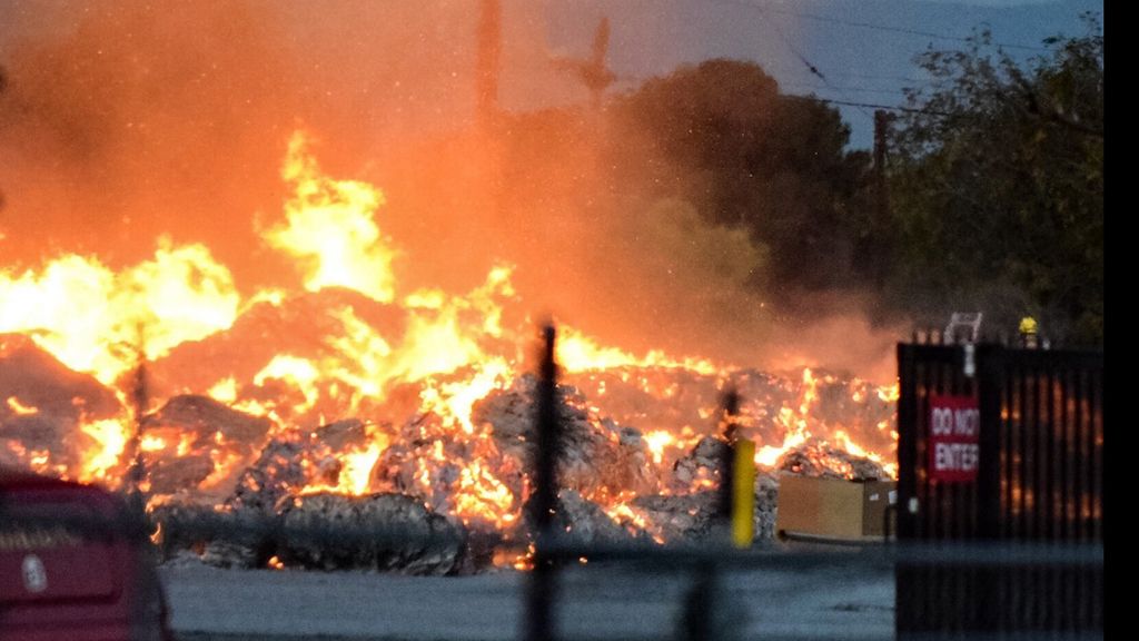 Un incendio devora una planta de reciclaje en Ontario, California