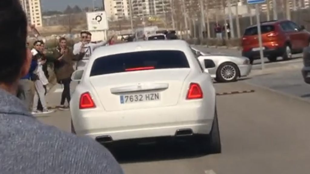 Una aficionada cruza su coche en Valdebebas para obligar a Ronaldo a parar