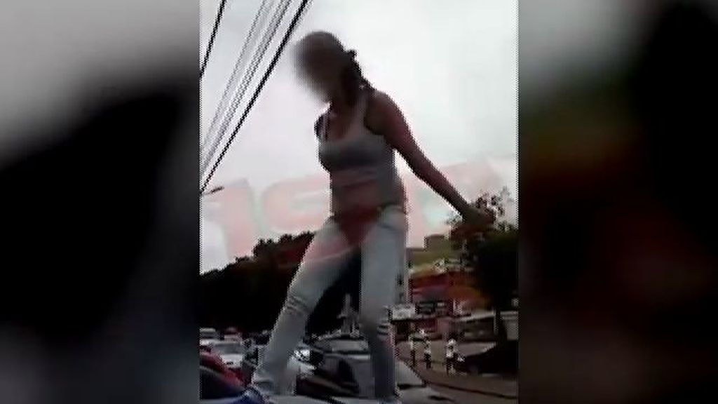 Una mujer embarazada destroza el coche de su marido por una infidelidad