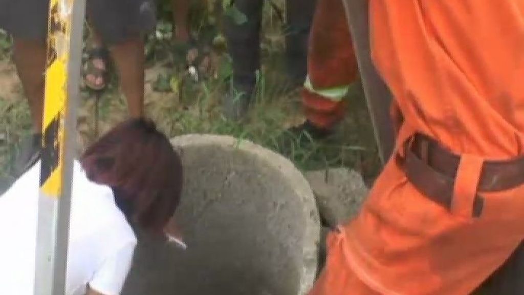 Rescatan a una niña de seis años que cayó en un pozo de 20 metros