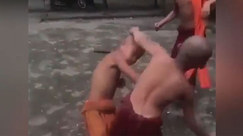 Niños budistas, partícipes en una brutal pelea, coreados por adultos